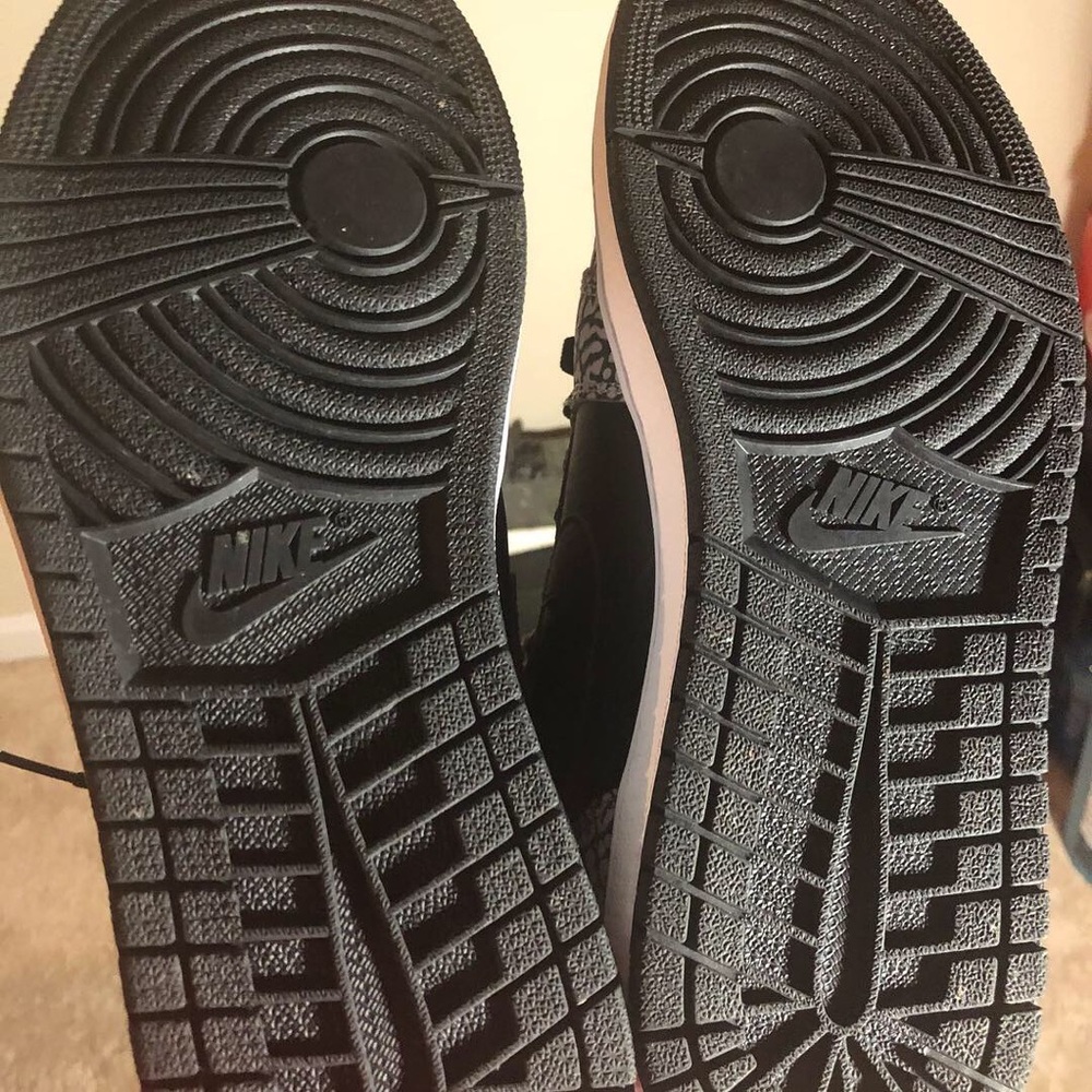 Jordan 1 UnSupreme - Picture 2 of 5